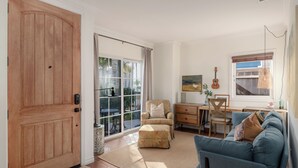 Smart TV, fireplace, offices - Chalcedonia Beach Gem | Single Family, Outdoor Living, Fire Pit, A/C, Parking (San Diego)
