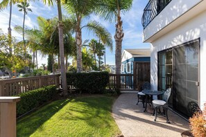 Outdoor dining - Chalcedonia Beach Gem | Single Family, Outdoor Living, Fire Pit, A/C, Parking (San Diego)