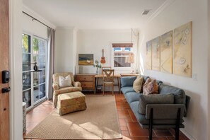 Smart TV, fireplace, offices - Chalcedonia Beach Gem | Single Family, Outdoor Living, Fire Pit, A/C, Parking (San Diego)