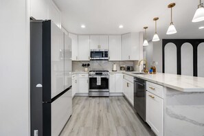 Fridge, microwave, oven, stovetop - Wellness Bnb - Your San Diego Retreat! (San Diego)