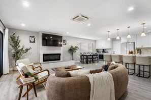 TV, fireplace, ping pong, stereo - Wellness Bnb - Your San Diego Retreat! (San Diego)