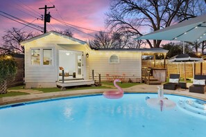 Outdoor pool - Modern 4BR Home on Prime Location, Sleeps 16 (Dallas)