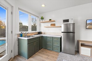 Réfrigérateur, four à micro-ondes, un four, surface de cuisson