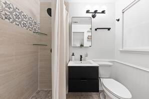 Hair dryer, towels, soap, shampoo - Modern 4BR Home on Prime Location, Sleeps 16 (Dallas)