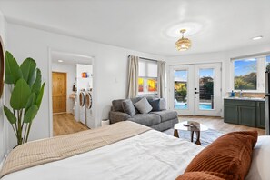 4 bedrooms, iron/ironing board, free WiFi, bed sheets - Modern 4BR Home on Prime Location, Sleeps 16 (Dallas)