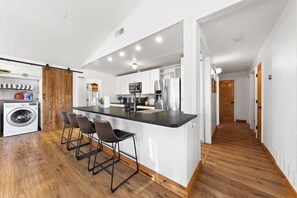 Fridge, microwave, oven, stovetop - Modern 4BR Home on Prime Location, Sleeps 16 (Dallas)