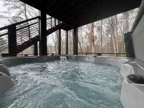 Outdoor spa tub - Cool Creek Chic | 20 mins to Blue Ridge (Blue Ridge)