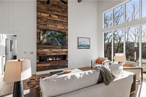 Smart TV, fireplace