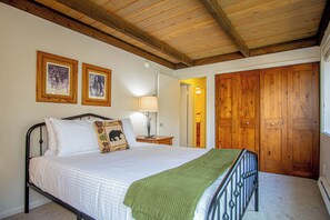 2 bedrooms, iron/ironing board, free WiFi, bed sheets - Atelier Lookout - 2BD Condo Baldy Views + Pool (Sun Valley)
