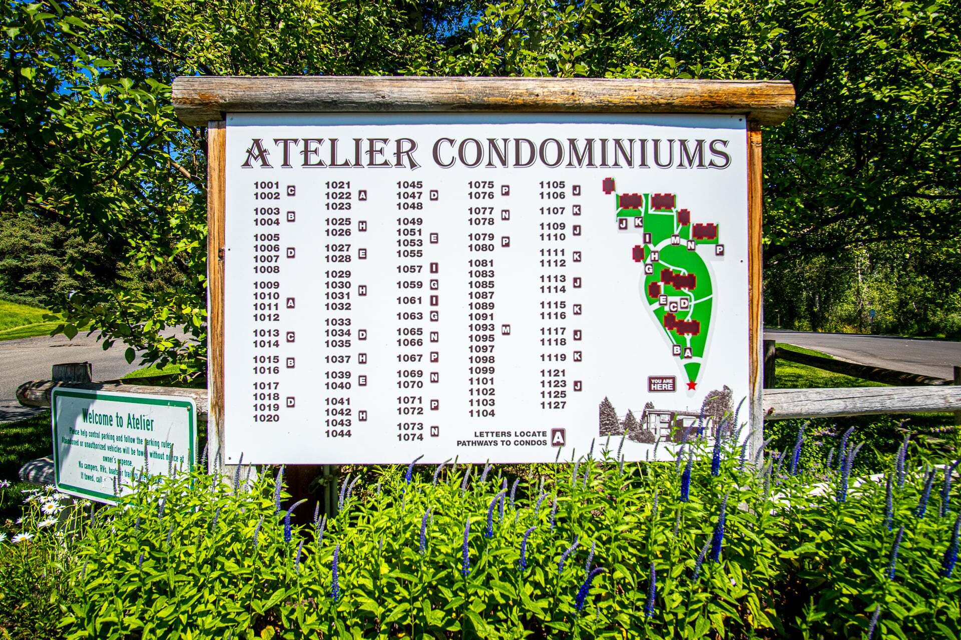 Schild für das Atelier Condominiums mit Eigentumswohnungsnummern und zugehörigen Buchstaben.