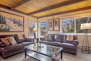Smart TV, fireplace - Atelier Lookout - 2BD Condo Baldy Views + Pool (Sun Valley)