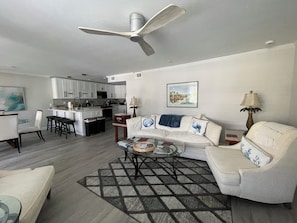 Smart TV - Bright Waterfront 2BR Condo with Private Dock. Only Minutes to Downtown Naples (Naples)