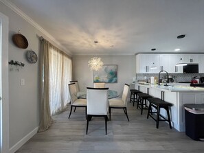 Dining - Bright Waterfront 2BR Condo with Private Dock. Only Minutes to Downtown Naples (Naples)