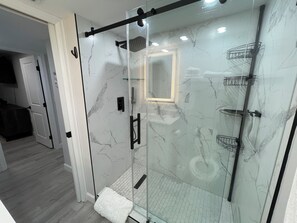Shower, hair dryer, towels, soap - Bright Waterfront 2BR Condo with Private Dock. Only Minutes to Downtown Naples (Naples)