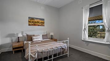 4 quartos, cofres nos quartos, escrivaninha