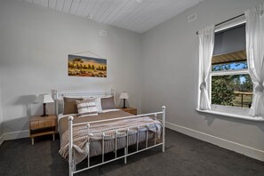 4 bedrooms, in-room safe, desk, iron/ironing board - Maranka Homestead (Taylorville)