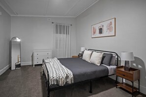 4 dormitorios, caja fuerte, escritorio y tabla de planchar con plancha