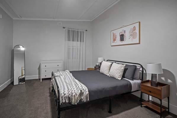 4 chambres, coffres-forts dans les chambres, bureau