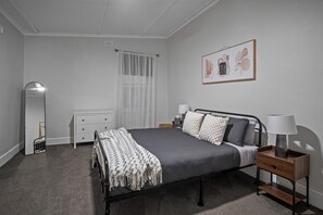 4 soverom, safe på rommet, skrivebord og strykejern/-brett