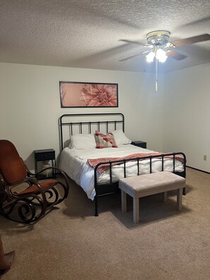 3 habitaciones, tabla de planchar con plancha, internet y ropa de cama 