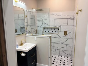 Shower, hair dryer, towels, soap - Cozy 1-bedroom apartment in perfect Vienna close to shops and food (Vienna)