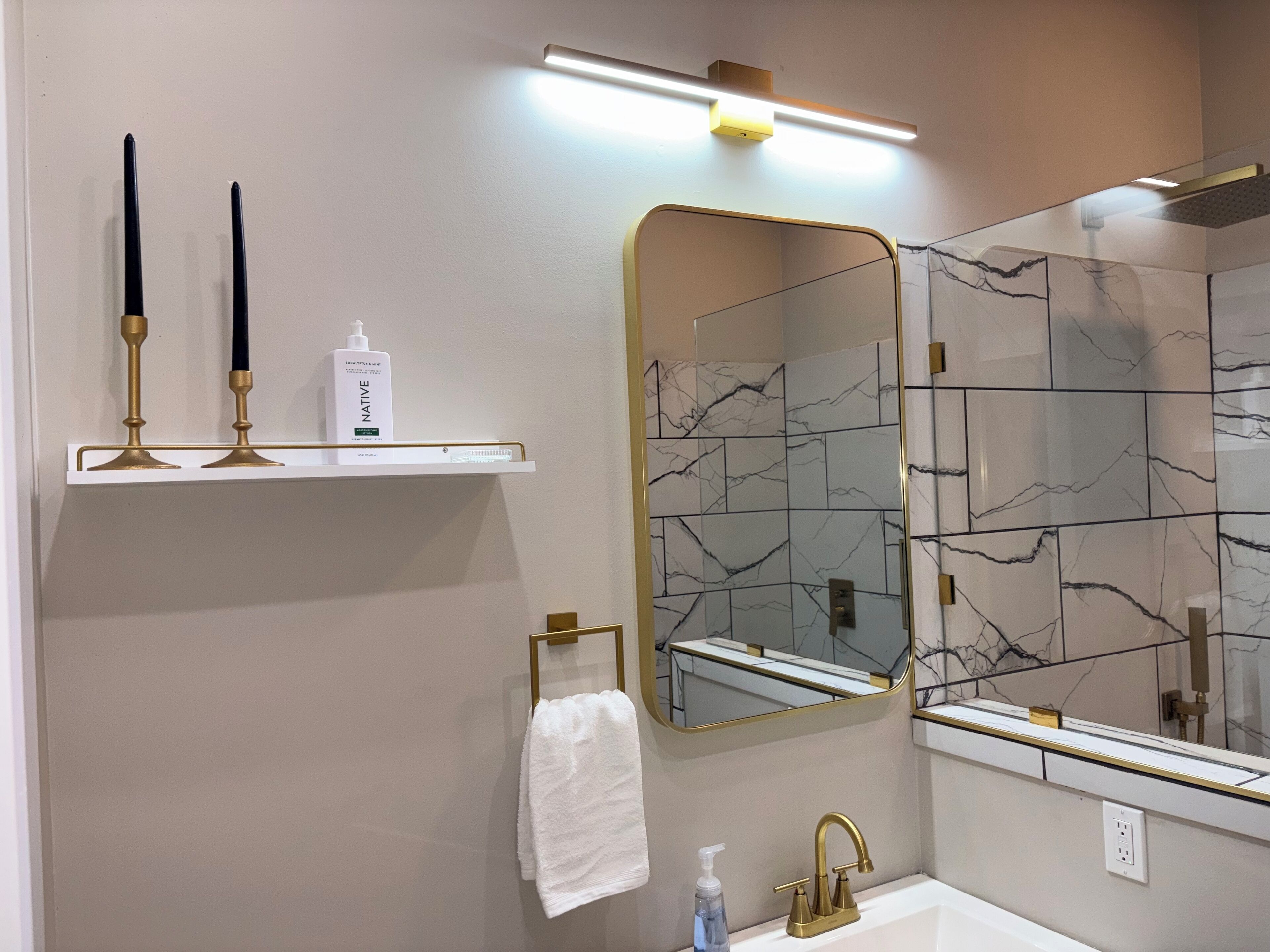 シャワー、ヘアドライヤー、タオル、石鹸