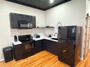 Kylskåp, mikrovågsugn, ugn och spishäll