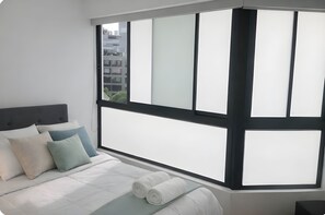 2 bedrooms, free WiFi, bed sheets, wheelchair access - Modern 2BR Miraflores Apt + Walking Distance to Parks & Restos (Miraflores)