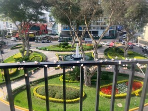 Property grounds - Modern 2BR Miraflores Apt + Walking Distance to Parks & Restos (Miraflores)