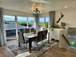 Dining - Fabulous 3-bedroom house in peaceful Taupō for your getaway (Taupō)
