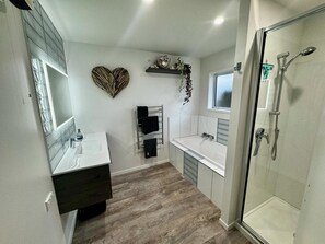 Shower, hair dryer, towels, soap - Fabulous 3-bedroom house in peaceful Taupō for your getaway (Taupō)