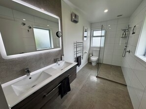 Shower, hair dryer, towels, soap - Fabulous 3-bedroom house in peaceful Taupō for your getaway (Taupō)