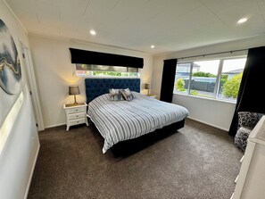 3 habitaciones, tabla de planchar con plancha, wifi y ropa de cama 