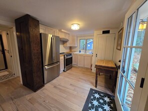 Oven, stovetop - Newly remodeled 2-bedroom cottage in beautiful Lincolnville, Maine! (Lincolnville)