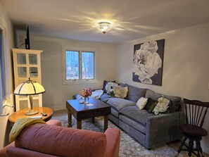 TV, fireplace - Newly remodeled 2-bedroom cottage in beautiful Lincolnville, Maine! (Lincolnville)