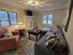 TV, fireplace - Newly remodeled 2-bedroom cottage in beautiful Lincolnville, Maine! (Lincolnville)