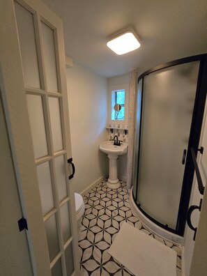 Shower, hair dryer, towels, soap - Newly remodeled 2-bedroom cottage in beautiful Lincolnville, Maine! (Lincolnville)