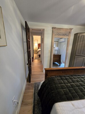 2 bedrooms, iron/ironing board, WiFi, bed sheets - Newly remodeled 2-bedroom cottage in beautiful Lincolnville, Maine! (Lincolnville)