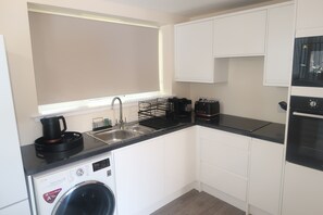 Kühlschrank, Mikrowelle, Ofen, Wasserkocher mit Kaffee-/Teezubehör