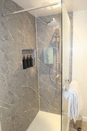 Douche, sèche-cheveux, bidet, serviettes fournies