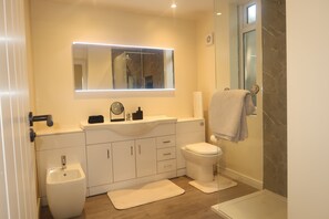 Dusche, Haartrockner, Bidet, Handtücher