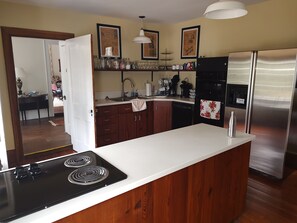 Fridge, microwave, oven, stovetop - Spacious 6-bedroom estate in delightful Washington Georgia with AC (Washington)