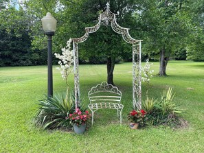 Property grounds - Spacious 6-bedroom estate in delightful Washington Georgia with AC (Washington)