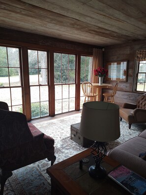 Smart TV, books - Spacious 6-bedroom estate in delightful Washington Georgia with AC (Washington)