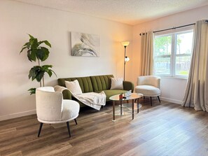 Smart TV - Spacious 2BR Tampa Bay Apartment near Beaches, Arenas & Airport Minutes Away (Pinellas Park)