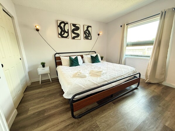 2 bedrooms, free WiFi, bed sheets - Spacious 2BR Tampa Bay Apartment near Beaches, Arenas & Airport Minutes Away (Pinellas Park)