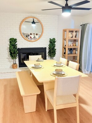 Dining - Cozy 3-bedroom house with AC in sunny Tempe (Tempe)