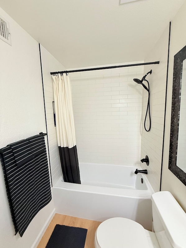 Shower, towels, soap, toilet paper - Cozy 3-bedroom house with AC in sunny Tempe (Tempe)