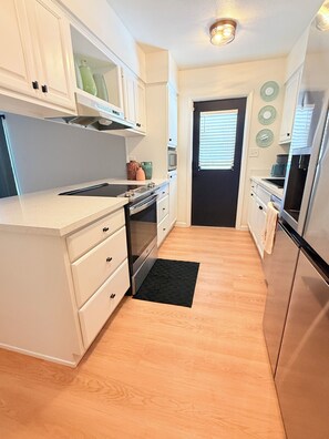 Microwave, oven, stovetop, dishwasher - Cozy 3-bedroom house with AC in sunny Tempe (Tempe)