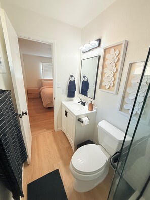 Shower, towels, soap, toilet paper - Cozy 3-bedroom house with AC in sunny Tempe (Tempe)